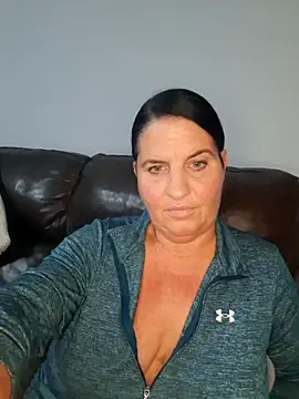 Snapshot of Velvet-Milf chatting on 05/17/26, 05:40 Velvet-Milf online show from 05/17/26, 05:40