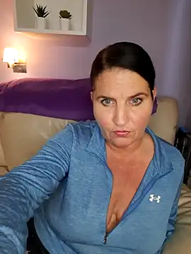 Snapshot of Velvet-Milf chatting on 05/19/26, 08:32 Velvet-Milf online show from 05/19/26, 08:32