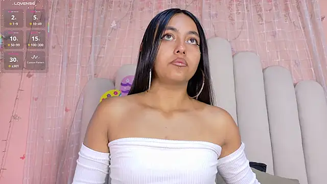 Hollyyqueen  online show from 06/17/26, 07:35