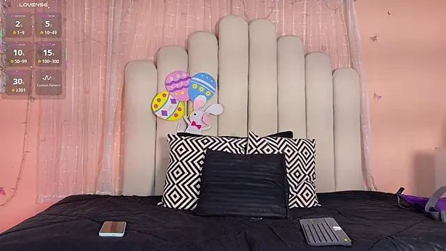 Hollyyqueen  online show from 06/09/26, 07:48