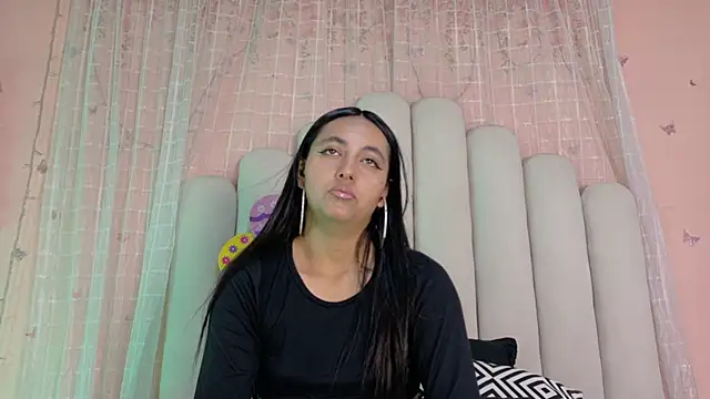 Hollyyqueen  online show from 06/04/26, 07:29