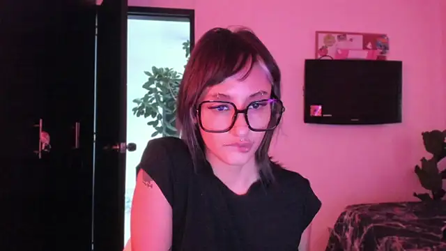 Snapshot of vandalovee_ chatting on 05/18/26, 10:47 vandalovee online show from 05/18/26, 10:47