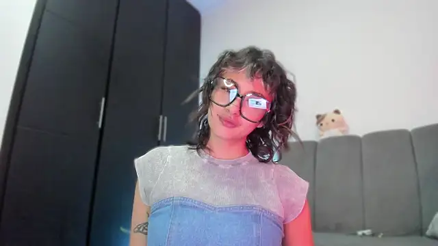 Snapshot of vandalovee_ chatting on 05/27/26, 01:57 vandalovee online show from 05/27/26, 01:57
