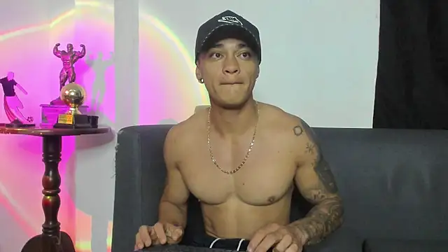 Snapshot of AlexRoyce_ chatting on 05/12/26, 10:32 AlexRoyce online show from 05/12/26, 10:32