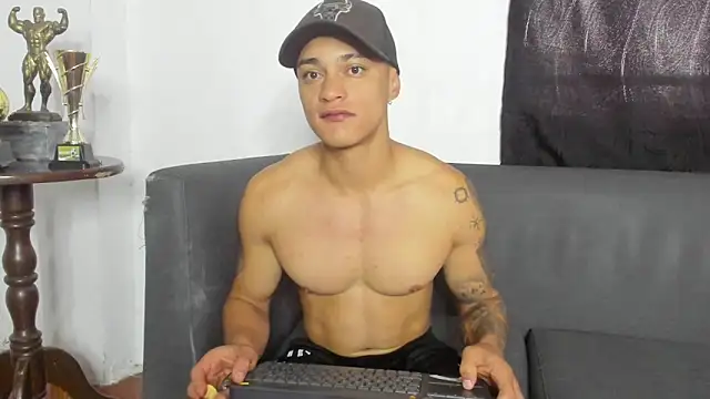 Snapshot of AlexRoyce_ chatting on 05/22/26, 11:41 AlexRoyce online show from 05/22/26, 11:41