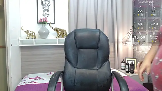 Snapshot of Princess_Xoxo chatting on 05/17/26, 12:21 Princess Xoxo online show from 05/17/26, 12:21