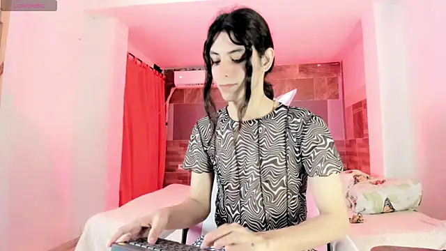 Snapshot of angel_hass18 chatting on 06/19/26, 01:00 angel hass18 online show from 06/19/26, 01:00
