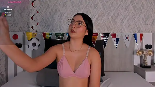 Snapshot of Vaalentina_Lux chatting on 07/01/26, 01:55 Vaalentina Lux online show from 07/01/26, 01:55