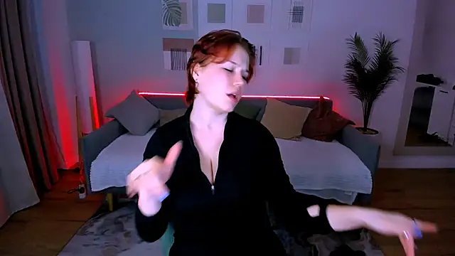 MiaLacrice online show from 06/18/26, 06:35