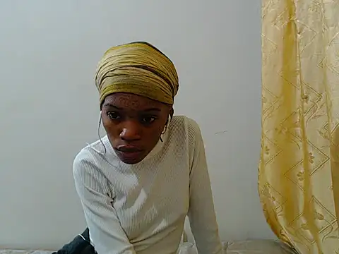 Snapshot of PetiteBarbie_05 chatting on 06/11/26, 09:01 PetiteBarbie 05 online show from 06/11/26, 09:01