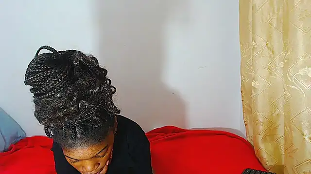 Snapshot of PetiteBarbie_05 chatting on 05/17/26, 02:28 PetiteBarbie 05 online show from 05/17/26, 02:28