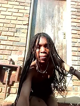 Snapshot of PetiteBarbie_05 chatting on 05/25/26, 12:37 PetiteBarbie 05 online show from 05/25/26, 12:37