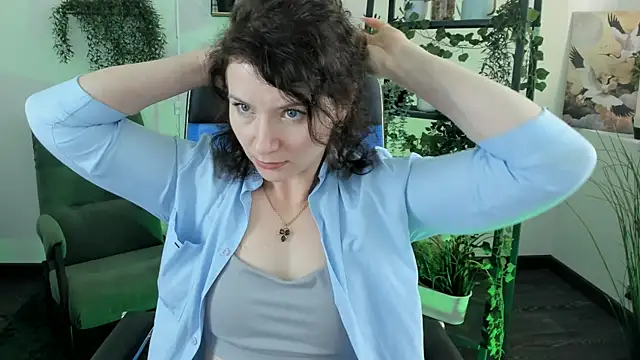 Snapshot of AureliaGleam chatting on 05/18/26, 04:51 AureliaGleam online show from 05/18/26, 04:51