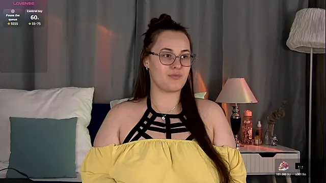 Snapshot of Queen_Monica_ chatting on 07/23/26, 06:15 Queen Monica online show from 07/23/26, 06:15