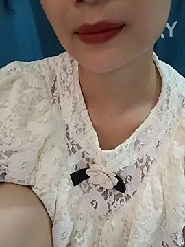 Snapshot of -Hena- chatting on 05/15/26, 12:19 -Hena- online show from 05/15/26, 12:19