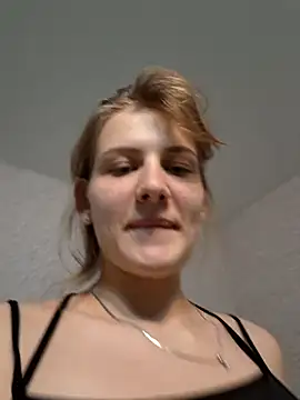 mooniekiss online show from 05/11/26, 07:22