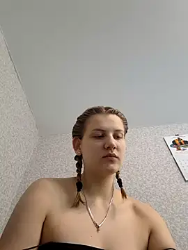 mooniekiss online show from 05/17/26, 10:26