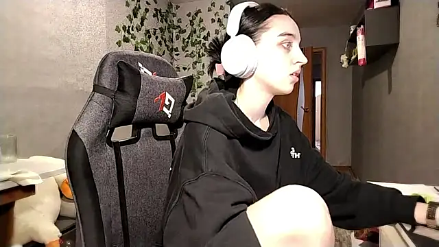 NightFoxxx online show from 06/18/26, 07:07