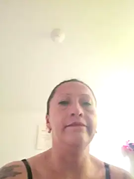 Snapshot of Vely_ chatting on 06/17/26, 08:19 Vely online show from 06/17/26, 08:19