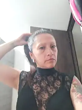 Snapshot of Vely_ chatting on 05/27/26, 02:08 Vely online show from 05/27/26, 02:08
