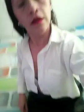 Snapshot of Vely_ chatting on 06/03/26, 06:45 Vely online show from 06/03/26, 06:45
