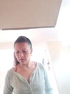 Snapshot of Vely_ chatting on 05/18/26, 07:40 Vely online show from 05/18/26, 07:40