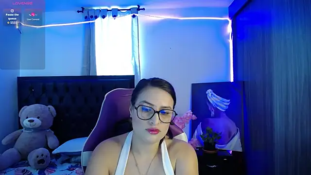 EsmeraldaReign online show from 05/08/26, 08:56