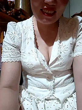 Snapshot of -Trici- chatting on 07/28/26, 01:43 -Trici- online show from 07/28/26, 01:43