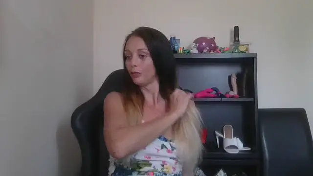 Snapshot of LouiseLovell chatting on 07/04/26, 01:04 LouiseLovell online show from 07/04/26, 01:04