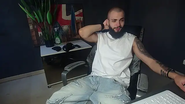 Snapshot of OscarWillss chatting on 06/17/26, 04:34 OscarWillss online show from 06/17/26, 04:34
