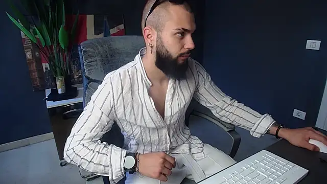 Snapshot of OscarWillss chatting on 06/18/26, 04:55 OscarWillss online show from 06/18/26, 04:55