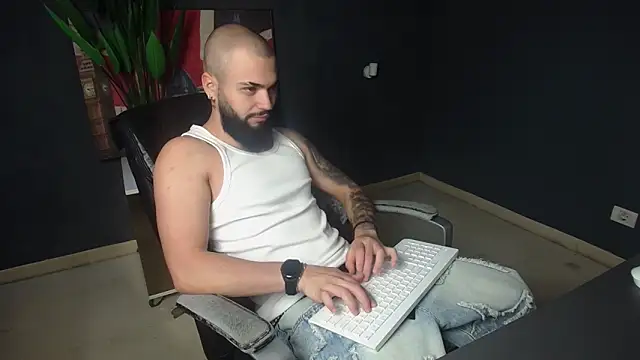 Snapshot of OscarWillss chatting on 06/15/26, 04:23 OscarWillss online show from 06/15/26, 04:23