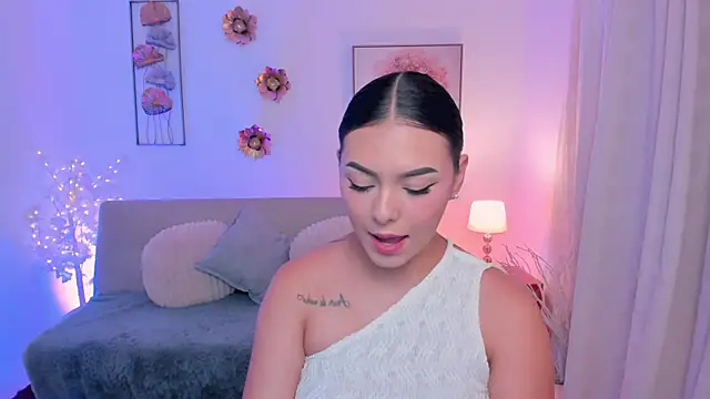 Emma Moretti1 online show from 05/25/26, 07:23