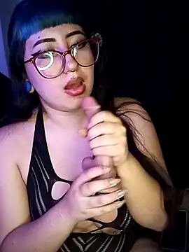 LarissaHell online show from 05/27/26, 01:57