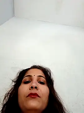 Reena2222 online show from 05/11/26, 04:36