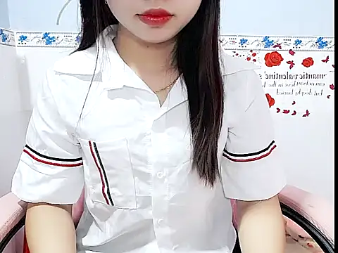 Snapshot of Emilysexy_cut chatting on 06/19/26, 04:51 Emilysexy cut online show from 06/19/26, 04:51