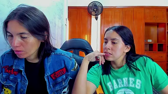 Snapshot of Soffy_and_Emily chatting on 06/17/26, 12:37 Soffy and Emily online show from 06/17/26, 12:37