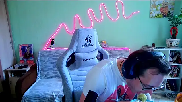 MeLanXolik online show from 05/13/26, 09:05