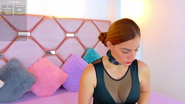 Juliia cruz  online show from 05/29/26, 12:00