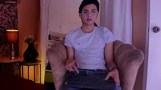 Snapshot of tian_sex chatting on 06/20/26, 08:47 tian sex online show from 06/20/26, 08:47