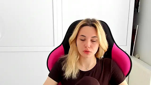 Emma starrs  online show from 06/05/26, 06:29