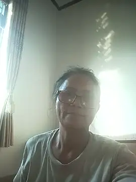 Snapshot of Vieekee chatting on 05/13/26, 10:00 Vieekee online show from 05/13/26, 10:00