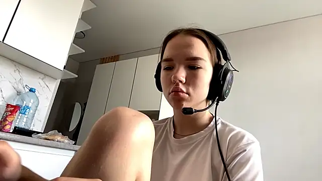 Snapshot of FewerCadre chatting on 06/06/26, 10:31 FewerCadre online show from 06/06/26, 10:31
