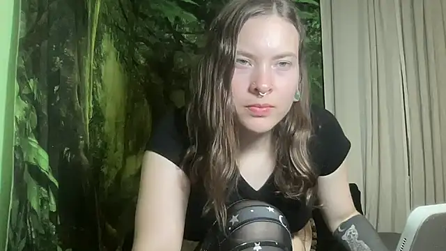 Snapshot of mo0ngoddess chatting on 10/04/25, 02:24 mo0ngoddess online show from 10/04/25, 02:24