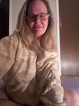 Snapshot of christinamoon0612 chatting on 05/19/26, 05:14 christinamoon0612 online show from 05/19/26, 05:14