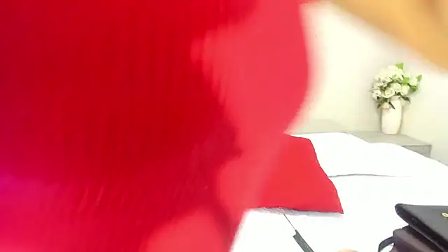 Snapshot of thamiina__ chatting on 06/27/26, 06:47 thamiina online show from 06/27/26, 06:47