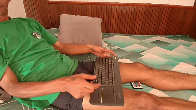 Snapshot of yayi_and_derek chatting on 06/08/26, 11:33 yayi and derek online show from 06/08/26, 11:33