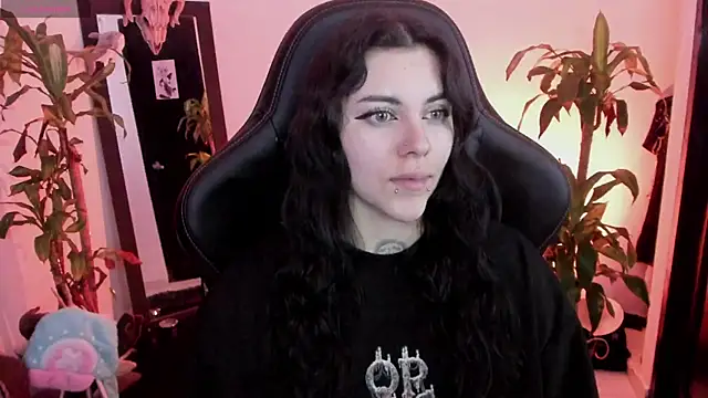 Snapshot of MissCharlottte_18 chatting on 06/12/26, 04:43 MissCharlottte 18 online show from 06/12/26, 04:43