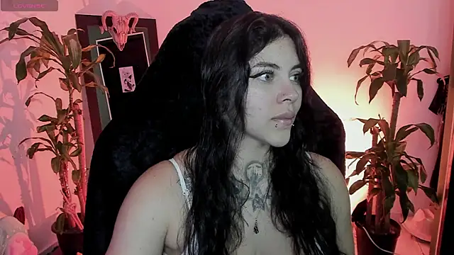 Snapshot of MissCharlottte_18 chatting on 07/08/26, 04:02 MissCharlottte 18 online show from 07/08/26, 04:02