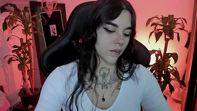 Snapshot of MissCharlottte_18 chatting on 07/17/26, 02:31 MissCharlottte 18 online show from 07/17/26, 02:31